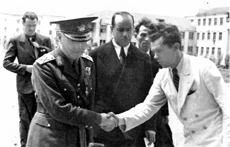  Возле театра. Встреча маршала Антонеску